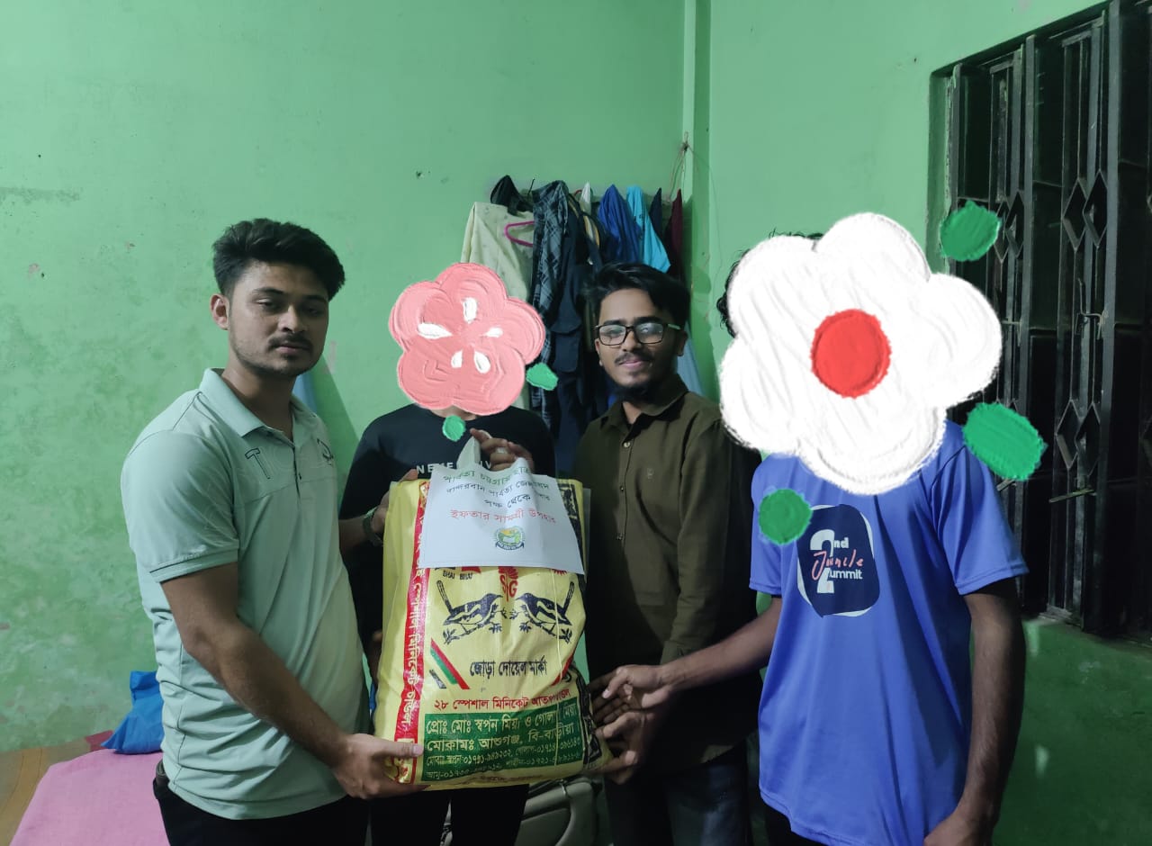শিক্ষার্থীদের মাঝে পার্বত্য চট্টগ্রাম ছাত্র পরিষদ'র ইফতার সামগ্রী উপহার।