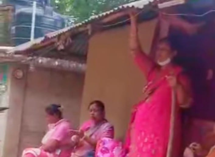 চকরিয়া মালুমঘাট চা-বাগান খ্রীষ্টিয়ান এলাকায়   লাঠিয়াল বাহিনী দ্বারা নিজ পুত্রবধূকে আহত করেন শাশুড়ী।