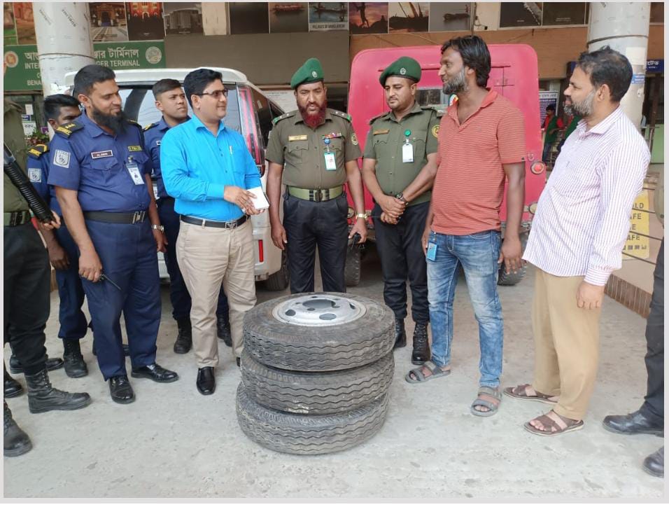 বেনাপোল বন্দরে কার্গো ভেহিকেল টার্মিনাল থেকে চুরি হওয়া ৩টি টায়ার উদ্বার করেছে আনসার বাহিনীর সদস্যরা