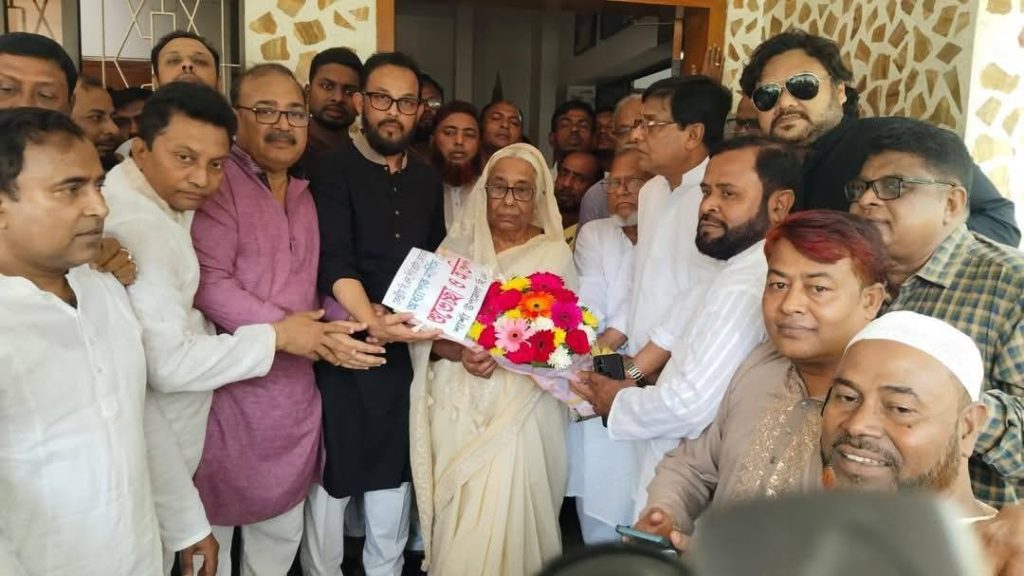 বিএনপির কেন্দ্রীয় কমিটির ভাইস-চেয়ারম্যান নার্গিস বেগম কে ফুল দিয়ে শুভেচ্ছা জানালেন শার্শা উপজেলা বিএনপি।