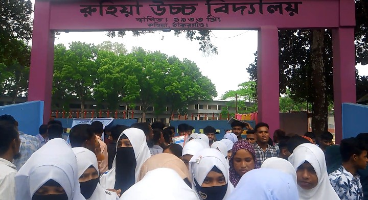 “রুহিয়ায় উৎসবমুখর পরিবেশে এসএসসি ও সমমান পরীক্ষা শুরু”।