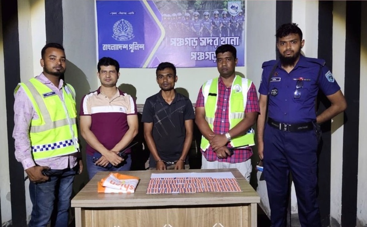 “পঞ্চগড় সদর থানা পুলিশের বিশেষ অভিযানে ৫০০ পিস ট্যাপেন্টাডল ট্যাবলেটসহ এক যুবককে গ্রেফতার”।
