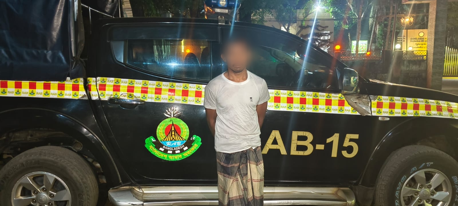 “বান্দরবানে র‌্যাবের ঝটিকা অভিযান: দুর্ধর্ষ সন্ত্রাসী ও হত্যা মামলার ওয়ারেন্টভুক্ত আসামি গ্রেফতার”।