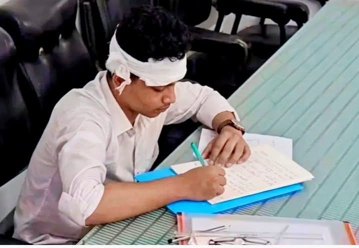 “পরীক্ষার হলে সিলিং ফ্যান পড়ে শিক্ষার্থী আহত, চৌমুহনীতে আতঙ্ক”।