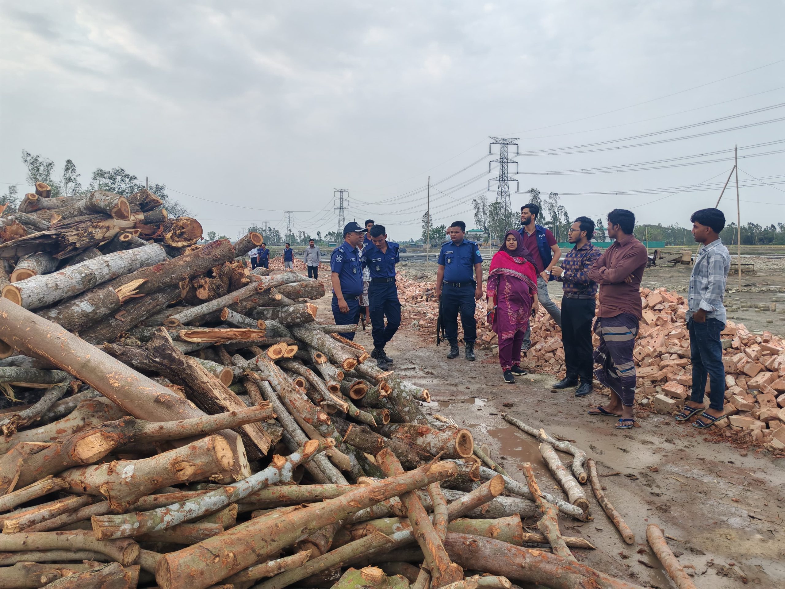 “বাঁশখালীতে অবৈধ ইটভাটায় মোবাইল কোর্ট অভিযান, ২ লক্ষ টাকা জরিমানা আদায়”।