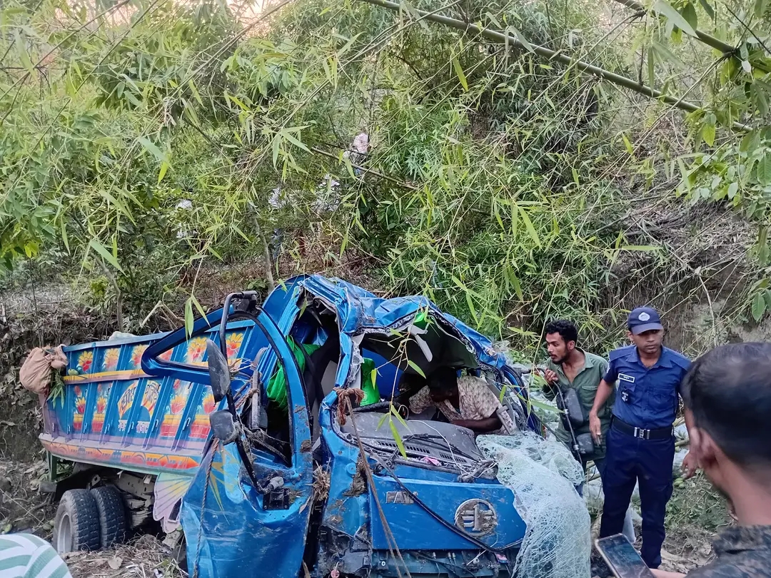 “বান্দরবান রেইছা চেকপোস্ট এলাকায় নিয়ন্ত্রণ হারিয়ে ট্রাক খাদে: চালকসহ আহত ৪”।