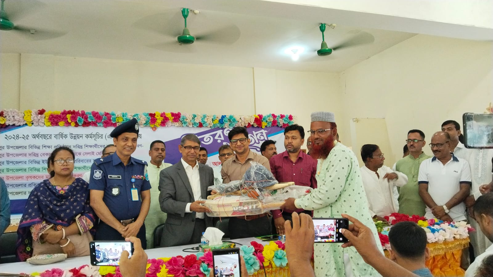 “আওয়ামী লীগ সরকারের শেষ ১০ বছরে ৫০ লাখ কোটি টাকা বিদেশে পাচার হয়েছে সখিপুরে মুক্তিযুদ্ধ বিষয়ক মন্ত্রী আযম খান”।