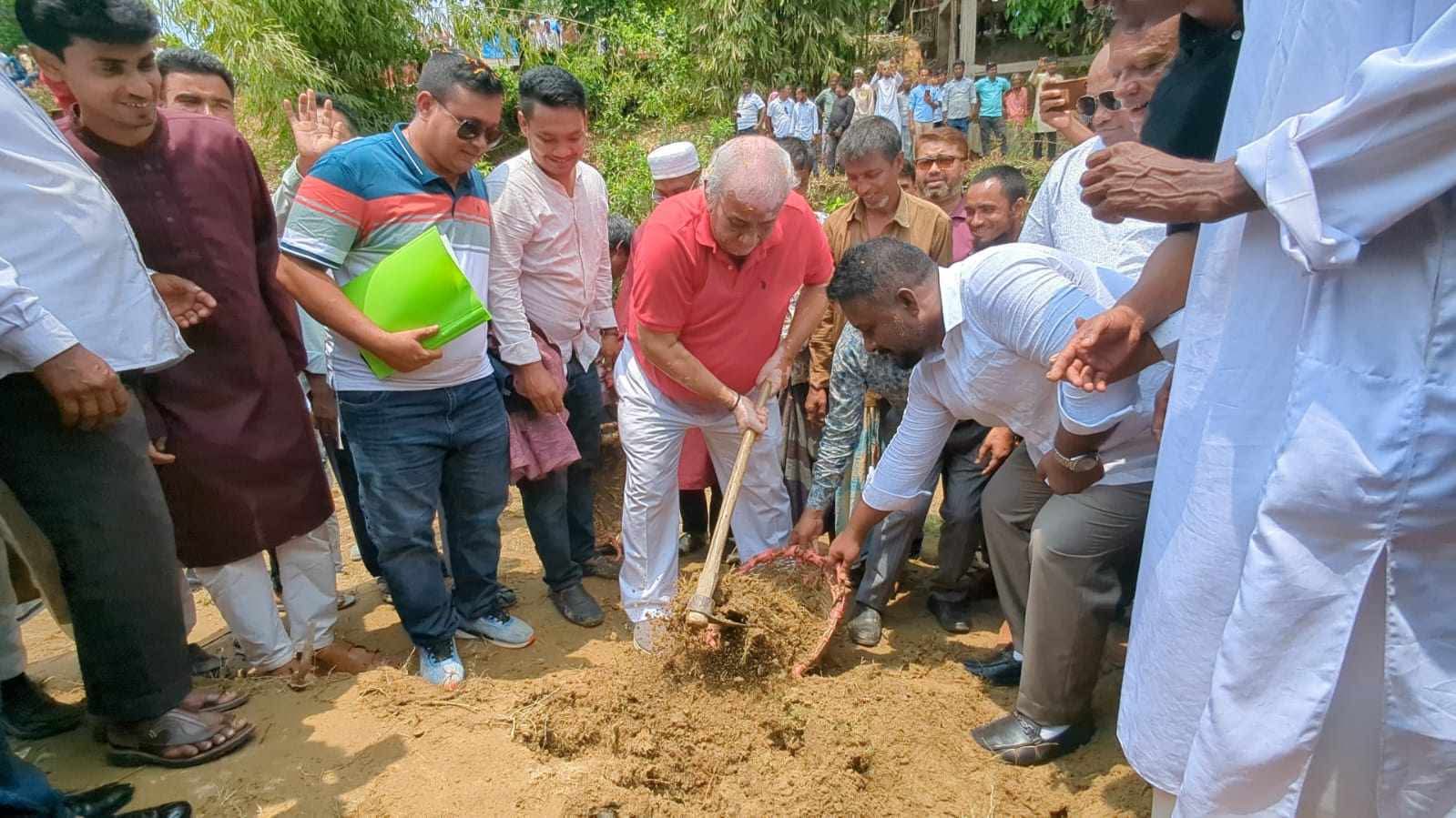 “নাইক্ষ্যংছড়িতে ১ কোটি ১২ লাখ টাকার খাল খনন প্রকল্প উদ্বোধন জলাবদ্ধতা নিরসনে আশার আলো”।