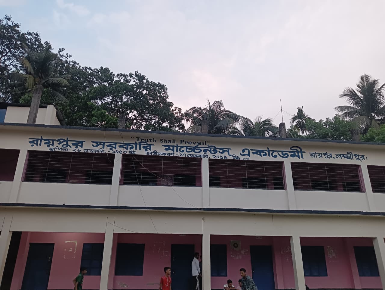“ভুল সেটে এসএসসি পরীক্ষা: রায়পুরে ১১৩ শিক্ষার্থীর ফল নিয়ে সংশয়”।