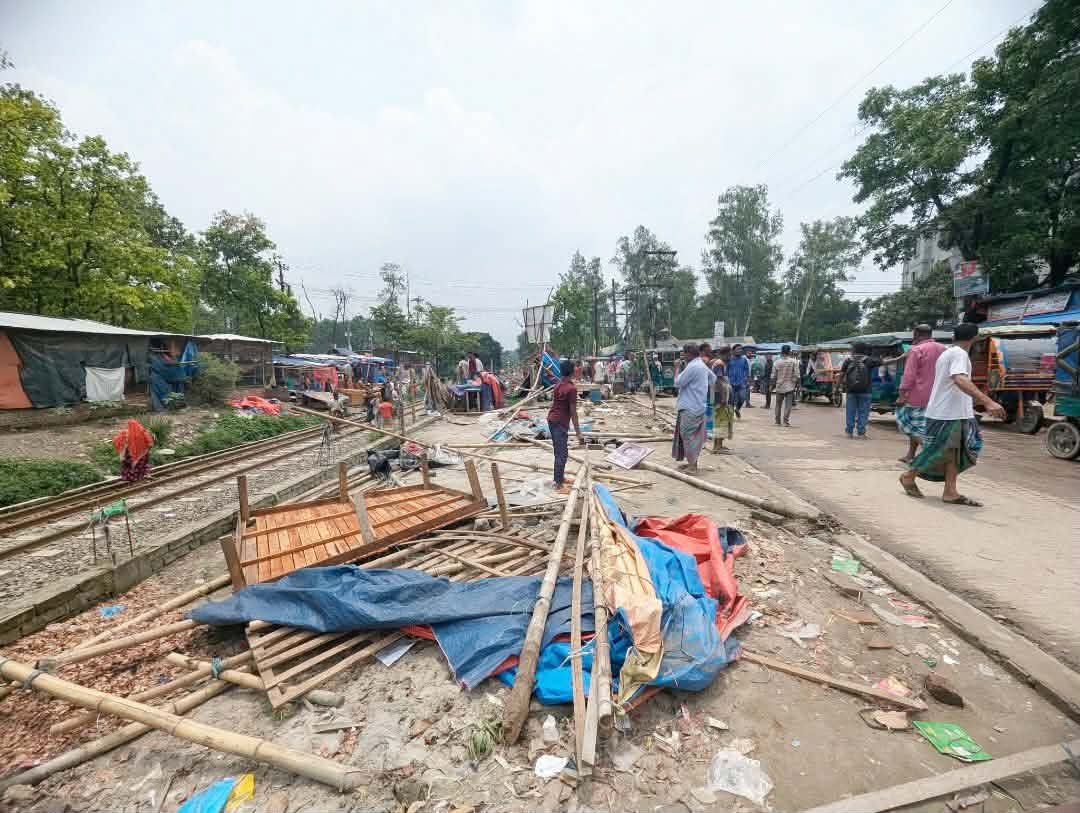 “কালিয়াকৈরে রেলওয়ে জমি অবৈধভাব দোকানপাট ও স্থাপনায় উচ্ছেদ অভিযান”।