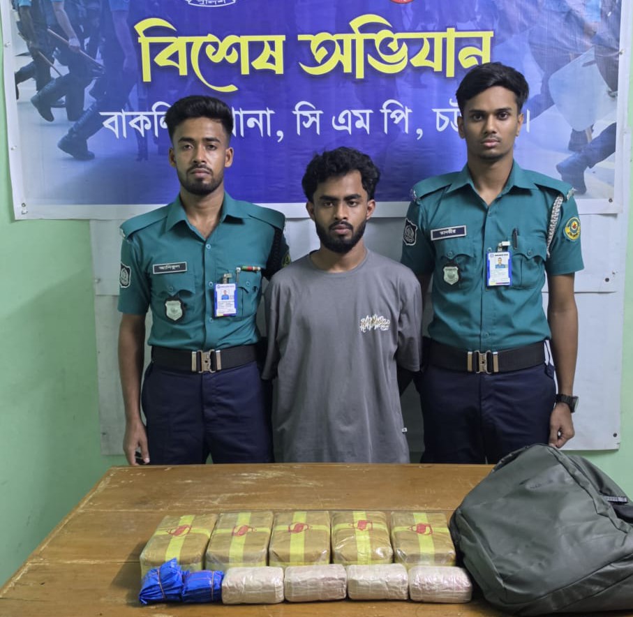 “চট্টগ্রামে বাকলিয়া ব্যাগে মিলল ৬০ হাজার পিস ইয়াবা, গ্রেফতার ১”।