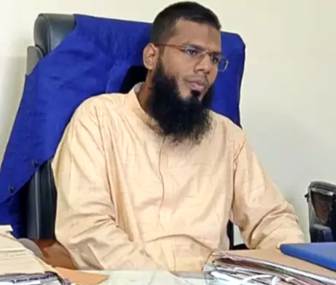 “রাতের আঁধারে নারী করদাতার খোঁজে ঘোরাফেরার অভিযোগ, তোপের মুখে কিশোরগঞ্জের এক কর কর্মকর্তা”।