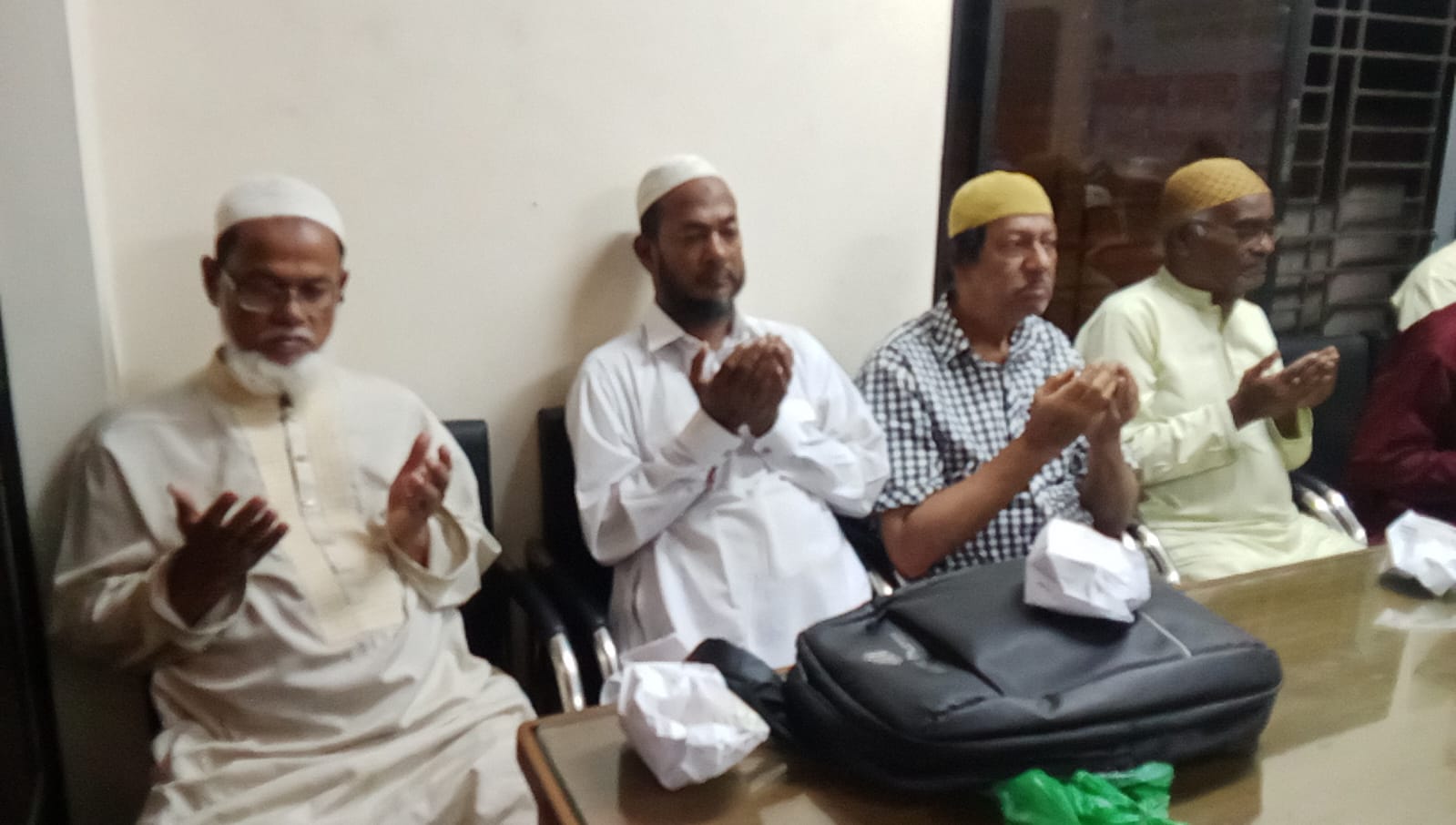 “বন্দর ২২ নং ওয়ার্ডে সকল কবরবাসীর রুহের আত্মার মাগফেরাত কামনায় দোয়া ও মিলাদ অনুষ্ঠিত”।
