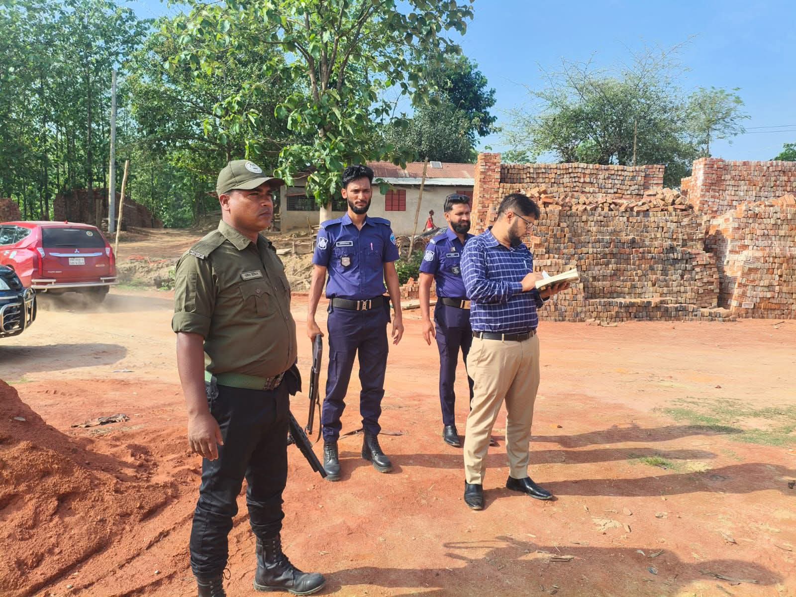 “লামায় অবৈধ ইটভাটায় মোবাইল কোর্ট অভিযান: ২ লাখ টাকা অর্থদণ্ড”।