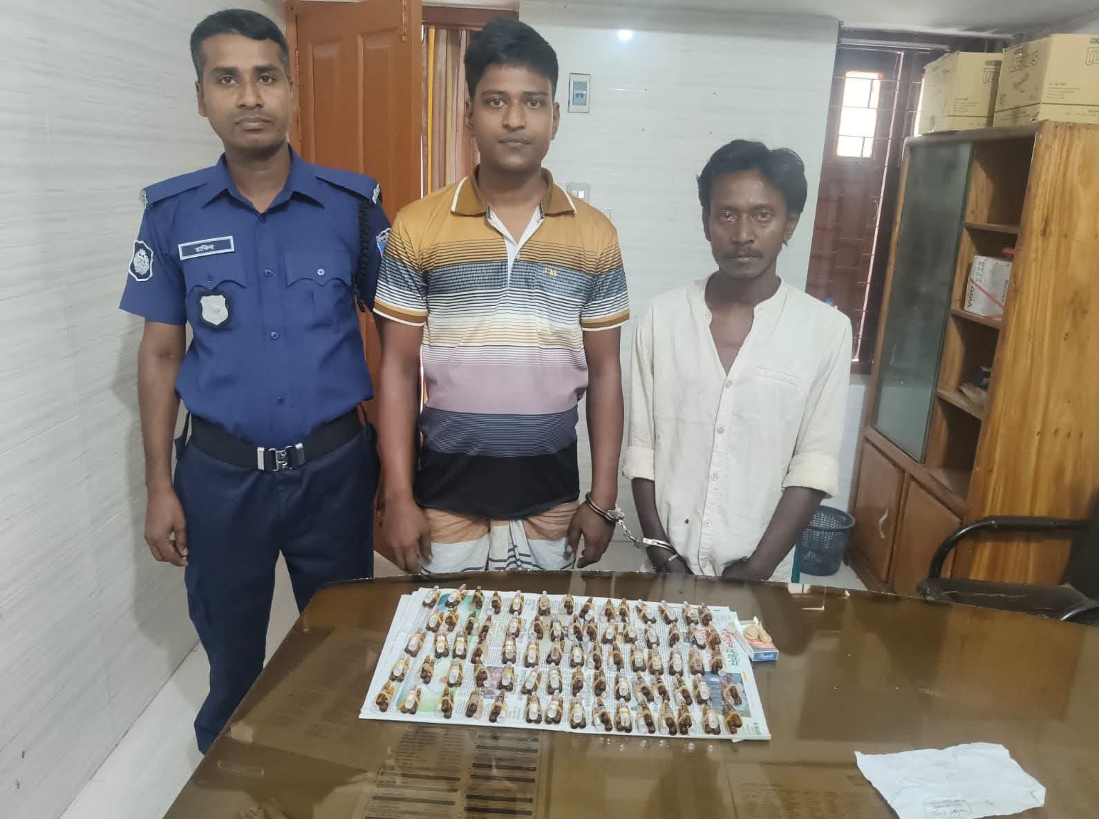“নওগাঁর আত্রাইয়ে ২২২ পিচ অ্যাম্পুল ও হেরোইনসহ ২ জন মাদক ব্যবসায়ী গ্রেফতার”।