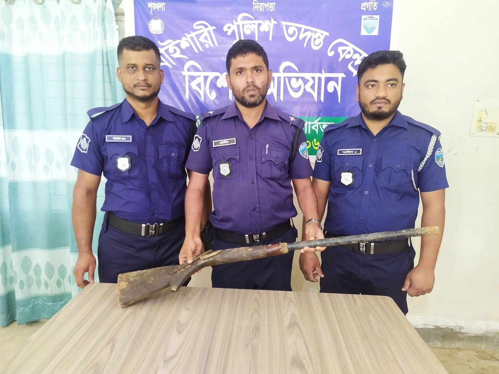 “নাইক্ষ্যংছড়ির বাইশারীতে পুলিশের বিশেষ অভিযানে একনলা বন্দুক উদ্ধার!”।