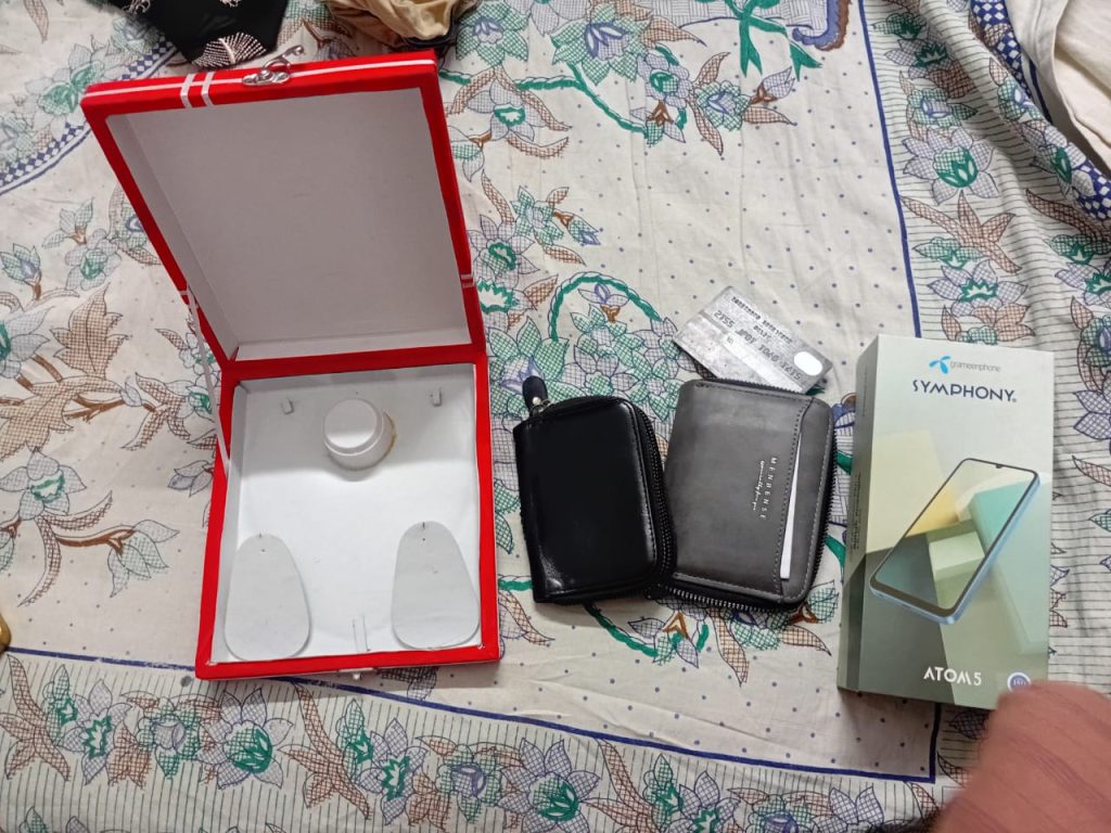বাঁশখালী কালীপুর ইউনিয়নে সাবেক মেম্বার এর ঘরে সংঘবদ্ধ চুরি, এলাকায় আতঙ্ক।