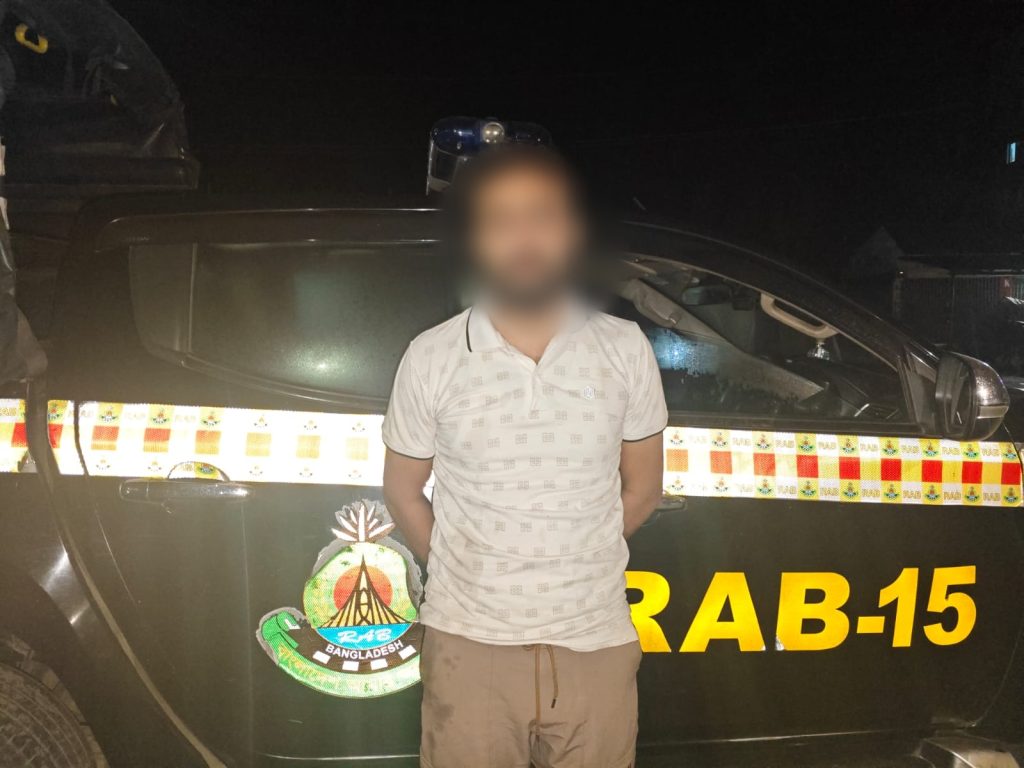 সাতকানিয়ায় র‌্যাব-১৫ এর বিশেষ অভিযানে ওয়ারেন্টভুক্ত পলাতক আসামী গ্রেফতার।