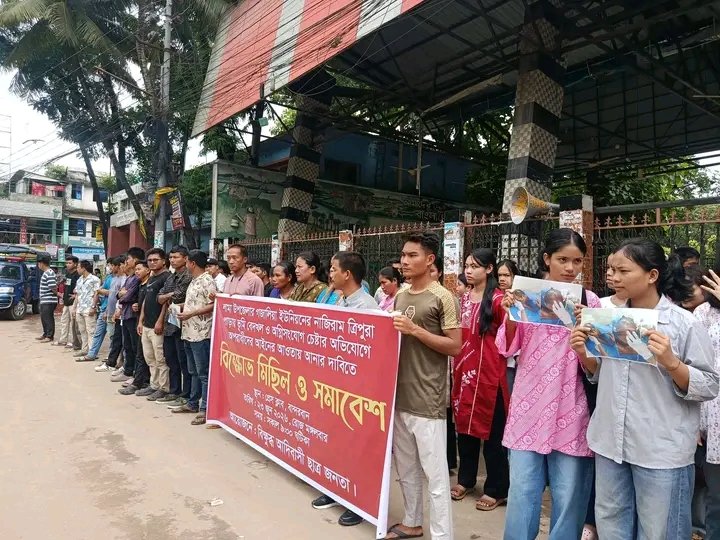 বান্দরবানের লামায় ভূমি বেদখল ও অগ্নিসংযোগ চেষ্টার প্রতিবাদে বিক্ষোভ।