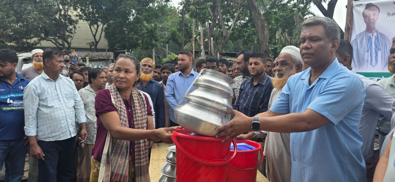 “বান্দরবানে অগ্নিকাণ্ডে ক্ষতিগ্রস্তদের পাশে জেলা বিএনপির সদস্য সচিব জাবেদ রেজা”।