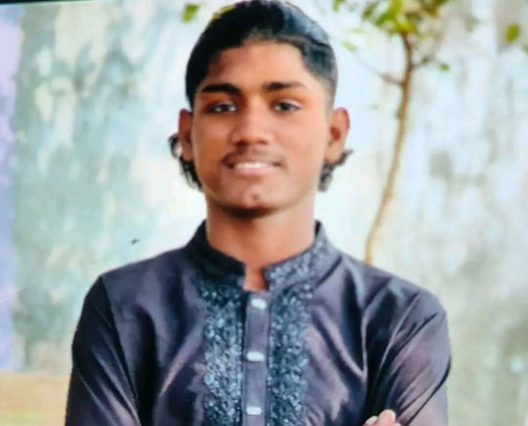 “নারায়ণগঞ্জ বন্দরে ছিনতাইকারীর ছুরিকাঘাতে আহত যুবকের মৃত্যু”।