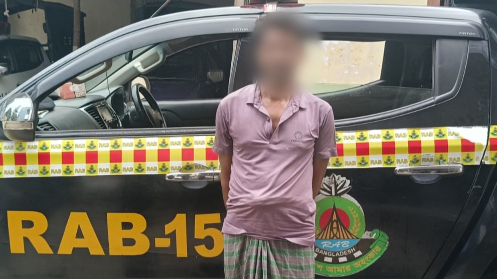 “র‌্যাব-১৫ এর অভিযানে হত্যা মামলার দীর্ঘদিনের পলাতক ওয়ারেন্টভুক্ত আসামি গ্রেফতার”।