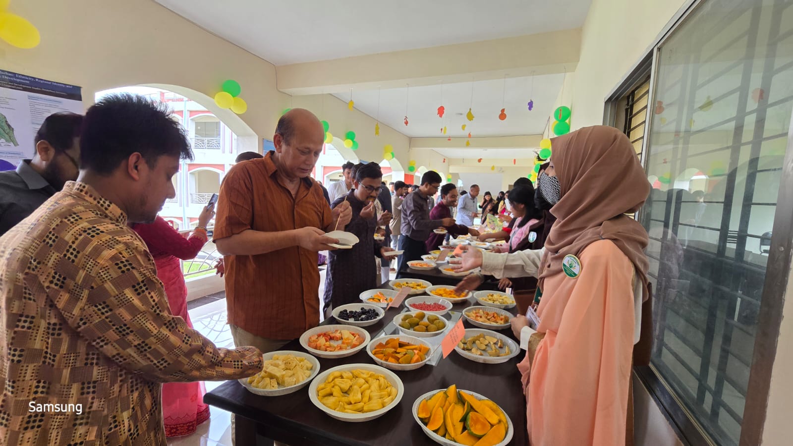 “বান্দরবান বিশ্ববিদ্যালয়ে মৌসুমি ফল উৎসব অনুষ্ঠিত”।