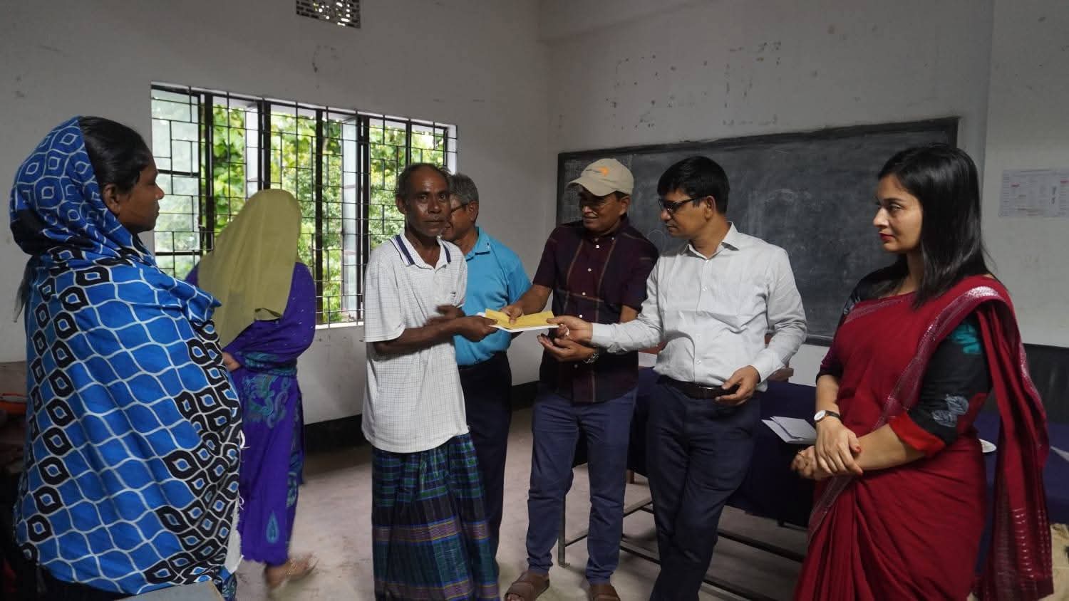 “বান্দরবান বালাঘাটায় ভয়াবহ অগ্নিকাণ্ডে ক্ষতিগ্রস্ত ৯টি পরিবারের পাশে বান্দরবান জেলা প্রশাসক”।