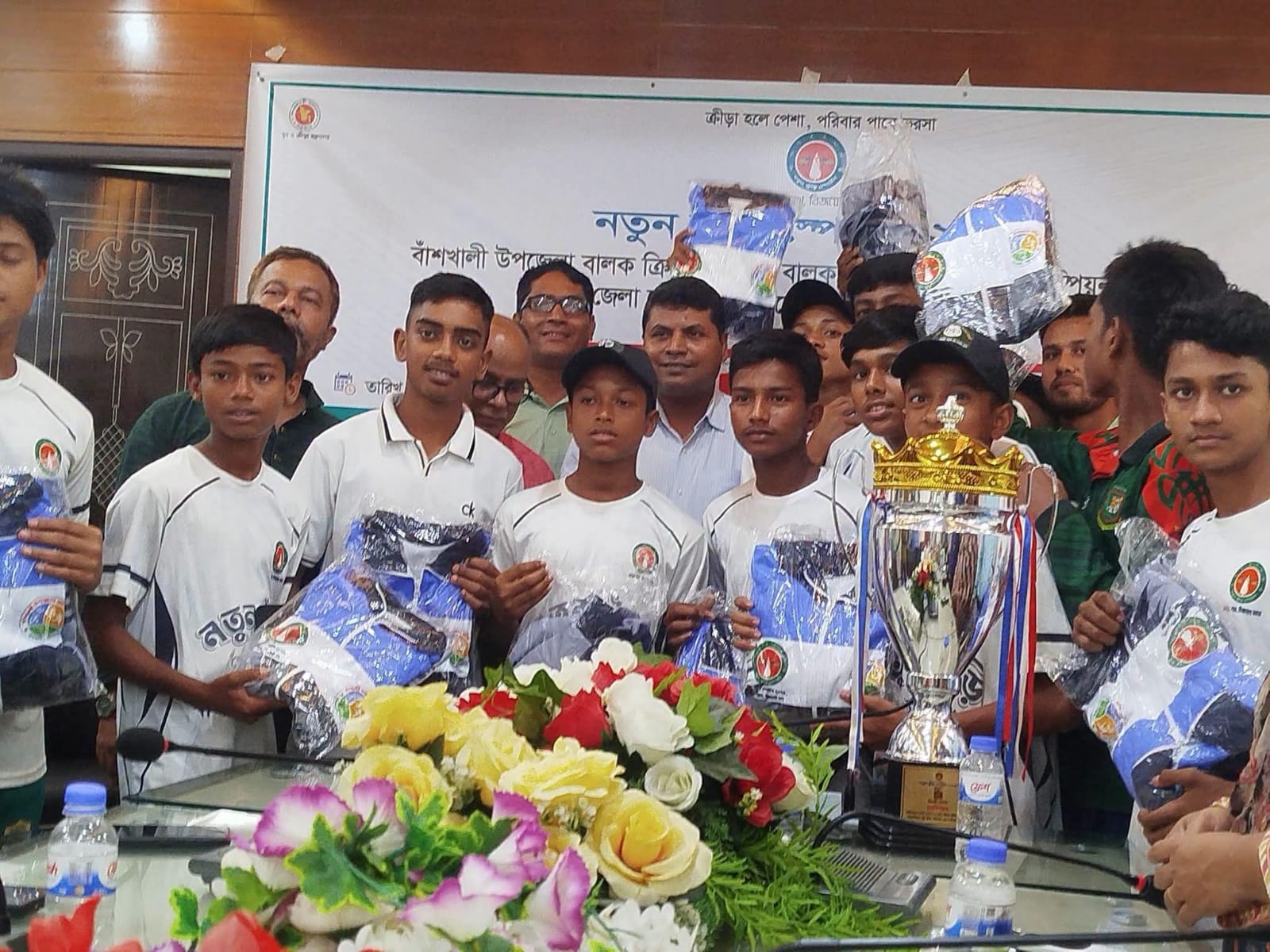 “নতুন কুঁড়ি স্পোর্টস-২০২৬: জেলা চ্যাম্পিয়ন বাঁশখালী বালক ক্রিকেট ও কাবাডি দলকে সংবর্ধনা”।