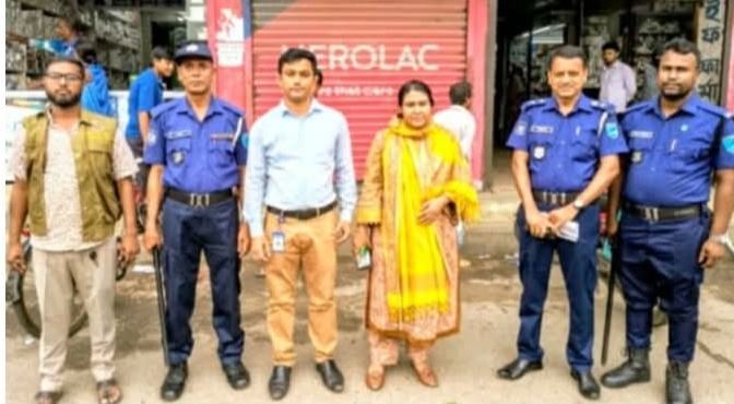 “বন্দরে ৬ ফার্মেসিকে ১৮ হাজার টাকা জরিমানা”।