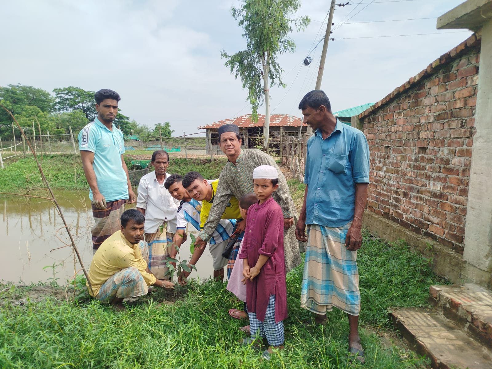 “বাঁশখালীতে জাতীয় বৃক্ষরোপণ কর্মসূচির অংশ হিসেবে গন্ডামারায় গাছ রোপণ”।