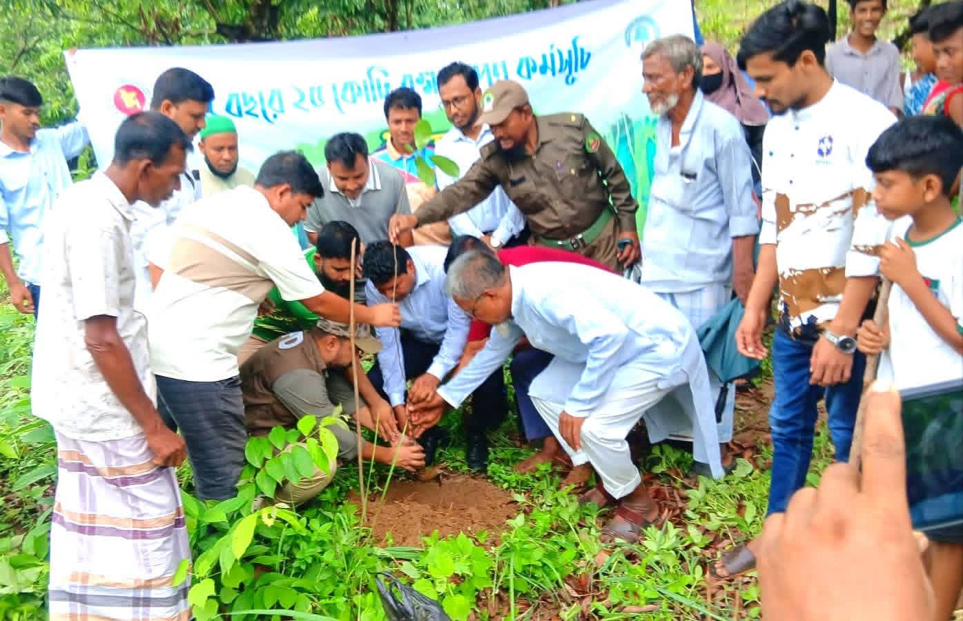 “পরিবেশ সংরক্ষণ ও জলবায়ু পরিবর্তনের বিরূপ প্রভাব মোকাবিলায় বাঁশখালীতে বৃক্ষরোপণ কর্মসূচির উদ্বোধন”।
