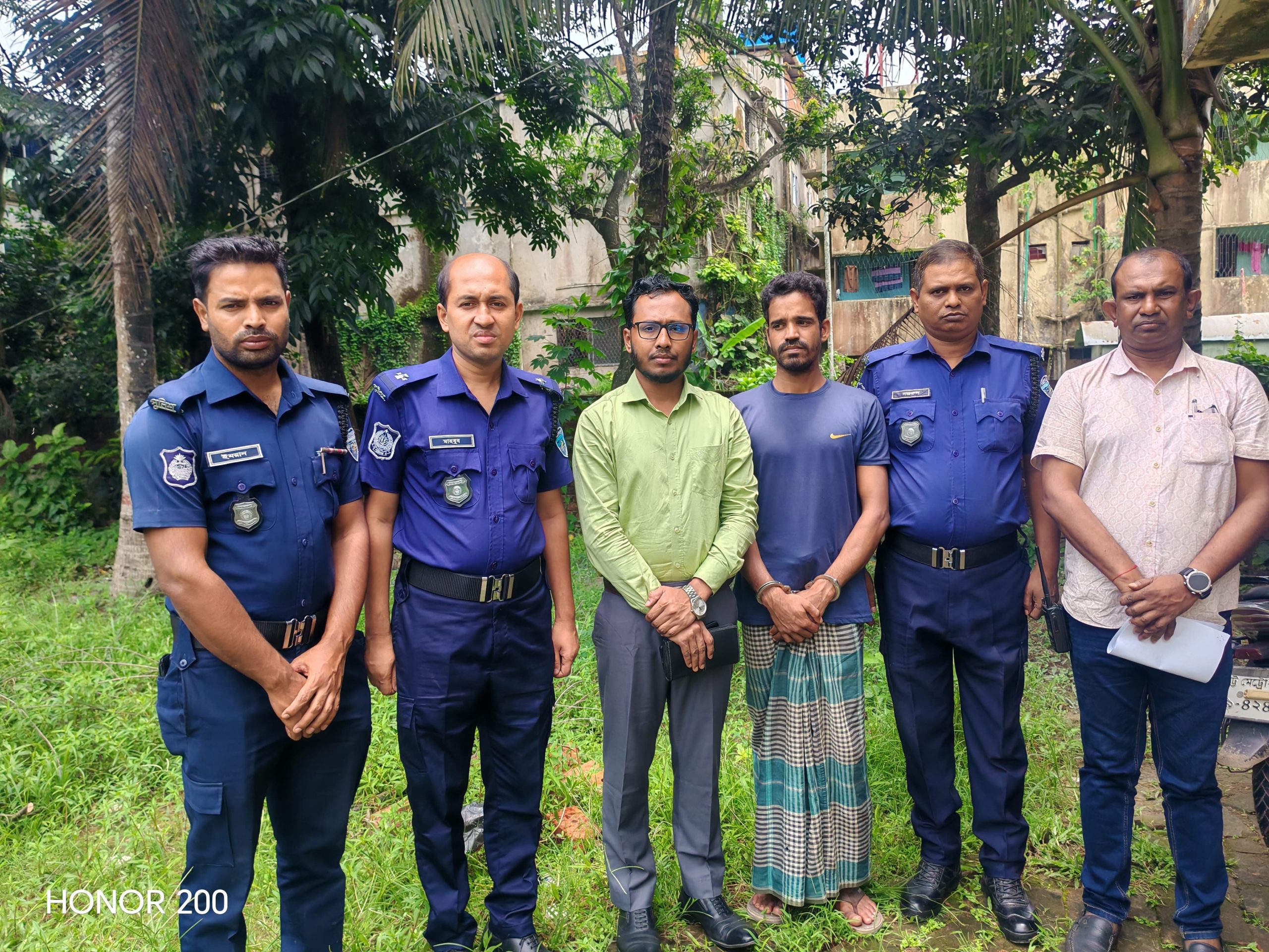 “বাঁশখালীতে ইয়াবা বিক্রেতা ও সেবনকারী আটক, মোবাইল কোর্টে এক বছরের বিনাশ্রম কারাদণ্ড”।