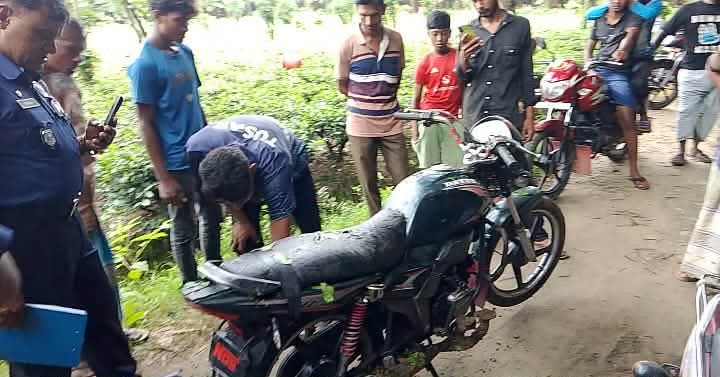 রুহিয়ায় চুরি হওয়া মোটরসাইকেল পরিত্যক্ত অবস্থায় উদ্ধার।