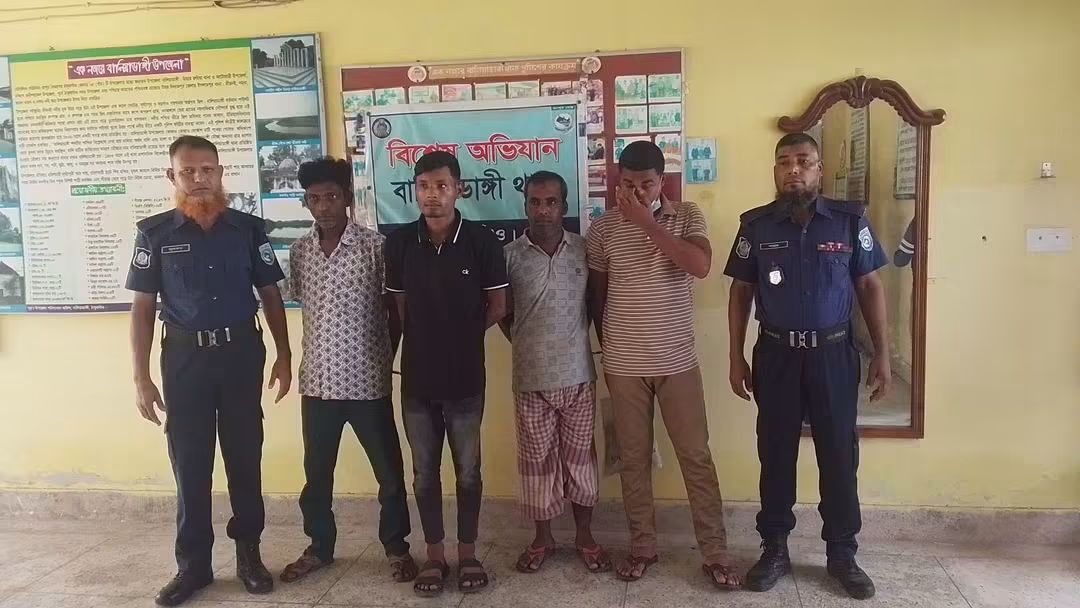 ঠাকুরগাঁওয়ে সাজাপ্রাপ্ত আসামিসহ গাঁজা ও ইয়াবাসহ আটক ৪।