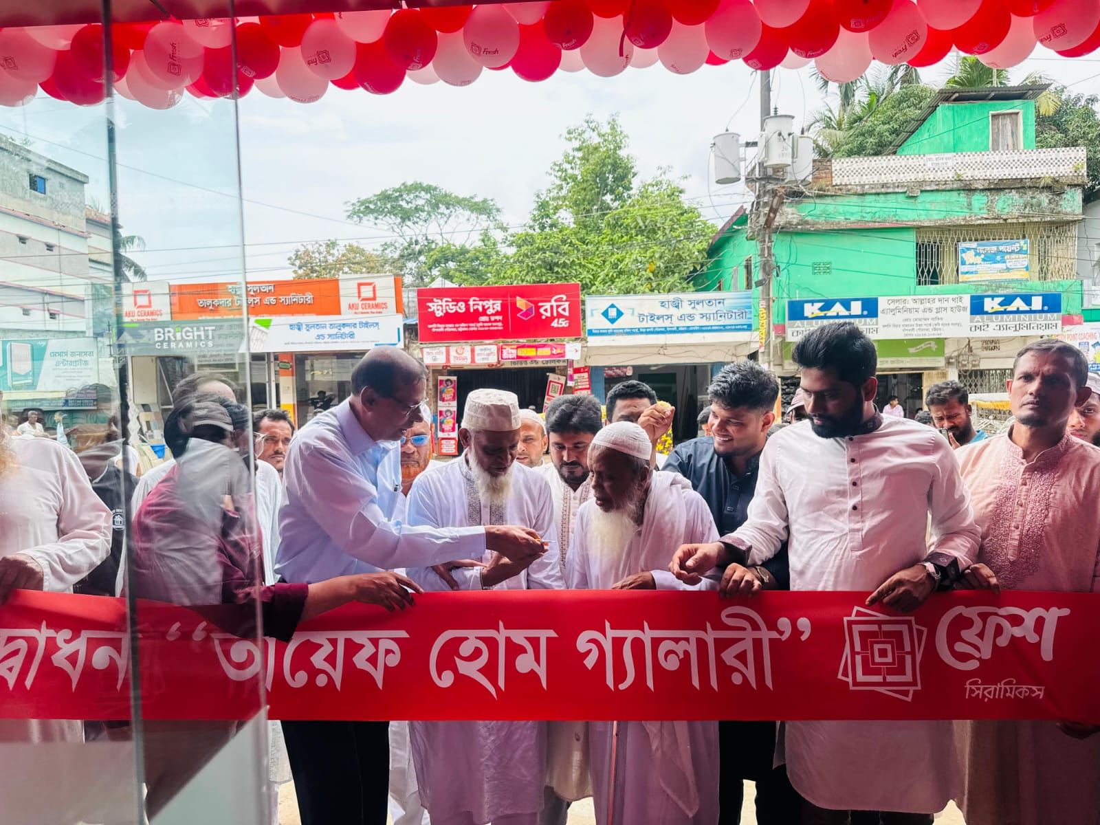 বাঁশখালীতে ফ্রেশ এক্সক্লুসিভ সিরামিকসের নতুন শোরুম ‘তায়েফ হোম গ্যালারি’ উদ্বোধন।