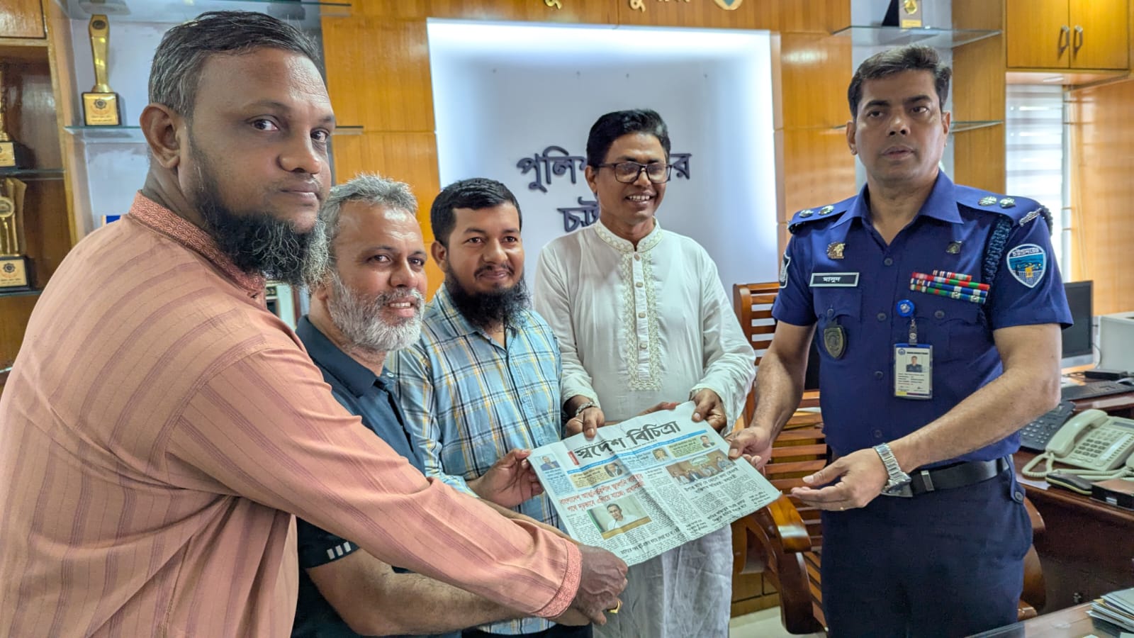 প্রশিক্ষণ কর্মশালা ও গুণীজন সংবর্ধনার আমন্ত্রণপত্র প্রদান উপলক্ষে পুলিশ সুপারের সঙ্গে স্বদেশ বিচিত্রা প্রতিনিধিদের সৌজন্য সাক্ষাৎ।