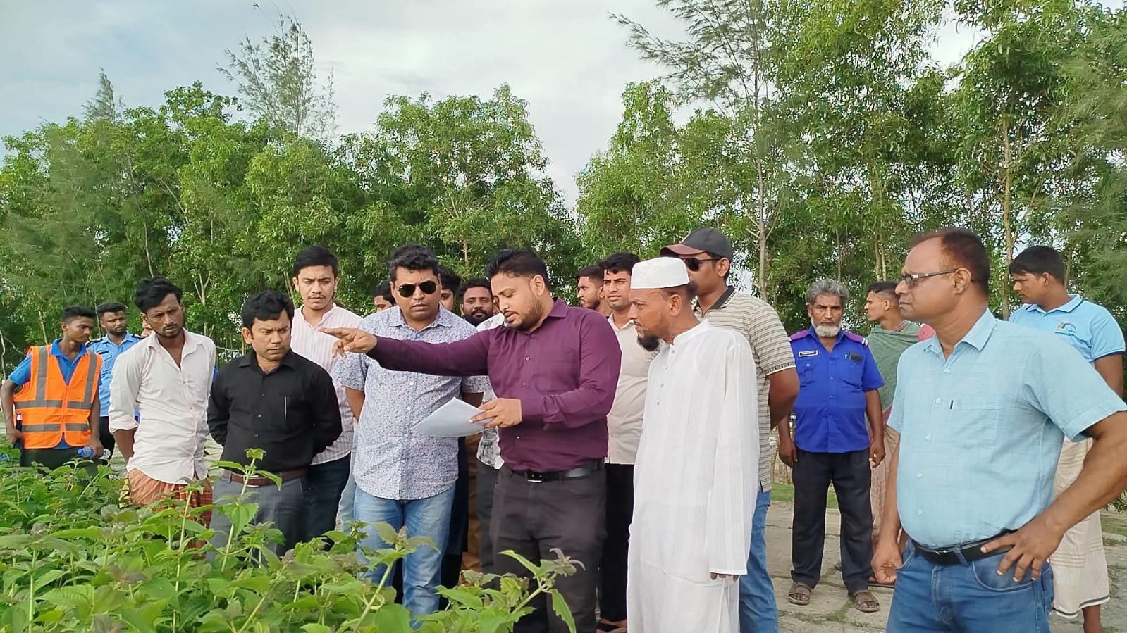 বাঁশখালীর উপকূলীয় বেড়িবাঁধে সবুজ বনায়নের পরিকল্পনায় স্থান পরিদর্শন ইউএনওর।