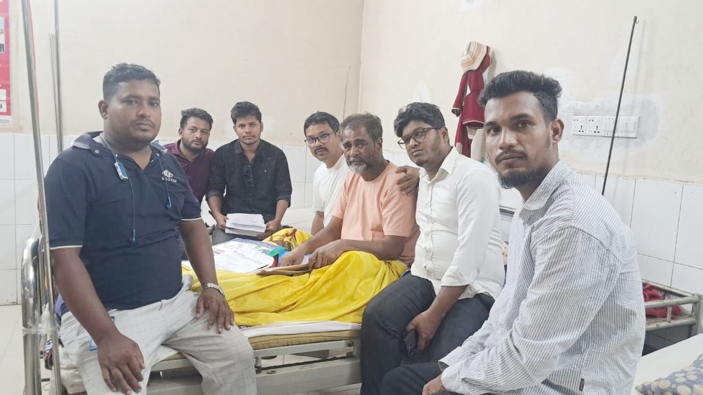 অসুস্থ ফটো সাংবাদিক আমির হোসেনের পাশে বন্দর উপজেলা প্রেসক্লাব।