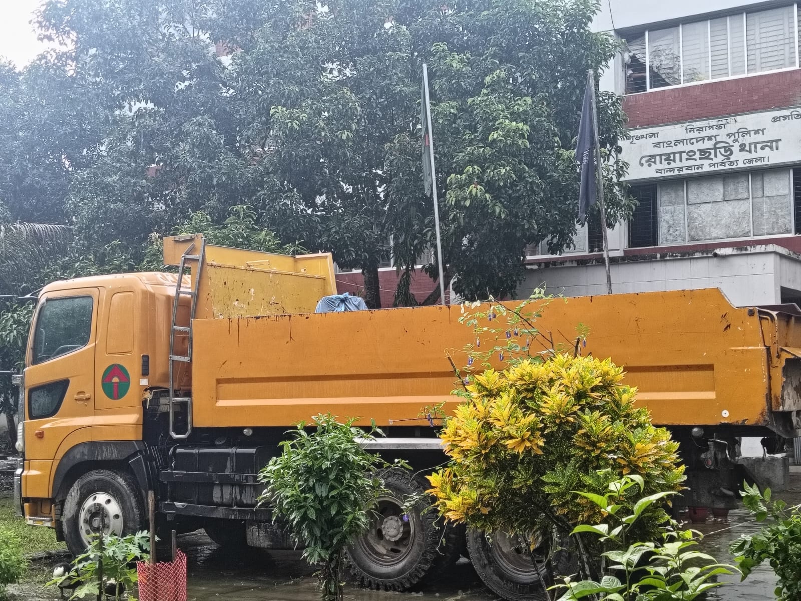 রোয়াংছড়িতে পাথরবাহী ড্রাম ট্রাকের নিষ্ঠুর পিষ্টনে প্রাণ গেল ৪ বছরের শিশুর; চালক আটক।