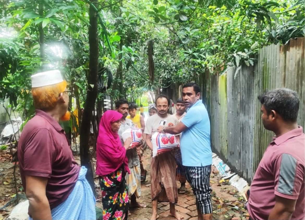 বন্যাদুর্গত মানুষের পাশে ইউপি সদস্য যুবদল নেতা শাব্বির আহমেদ, পদুয়ায় ত্রাণ বিতরণ।