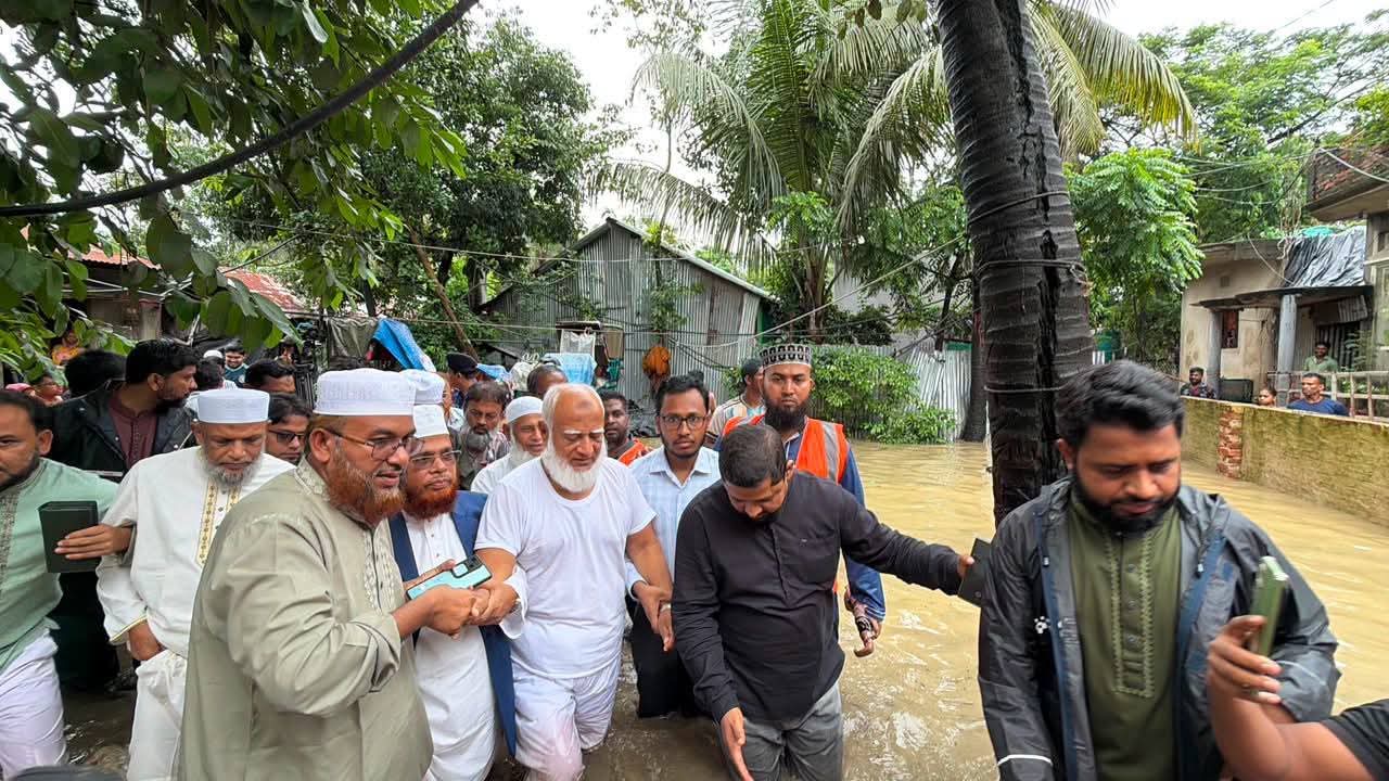 বাঁশখালীসহ চট্টগ্রামের বন্যাদুর্গত এলাকা পরিদর্শনে বিরোধীদলীয় নেতা ডা. শফিকুর রহমান, ত্রাণ ও আর্থিক সহায়তা বিতরণ।