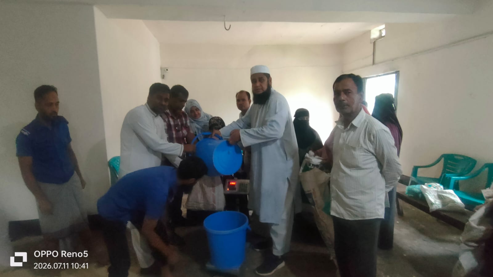 পুকুরিয়া ইউনিয়ন পরিষদের উদ্যোগে বন্যাদুর্গতদের মাঝে ১০ কেজি করে বিনামূল্যে চাল বিতরণ শুরু।