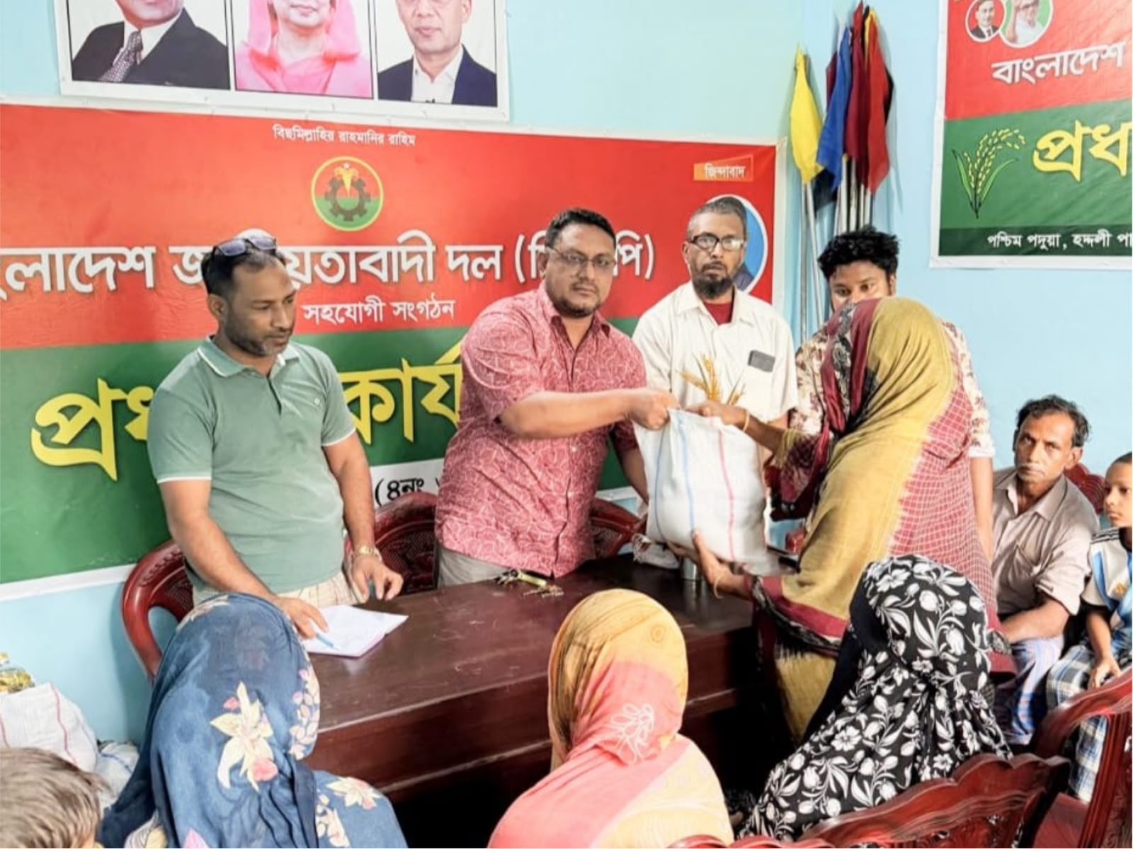 পদুয়ায় দ্বিতীয় ধাপে বন্যাদুর্গত পরিবারের পাশে জসিম উদ্দিন, বিতরণ করলেন ত্রাণ সহায়তা।