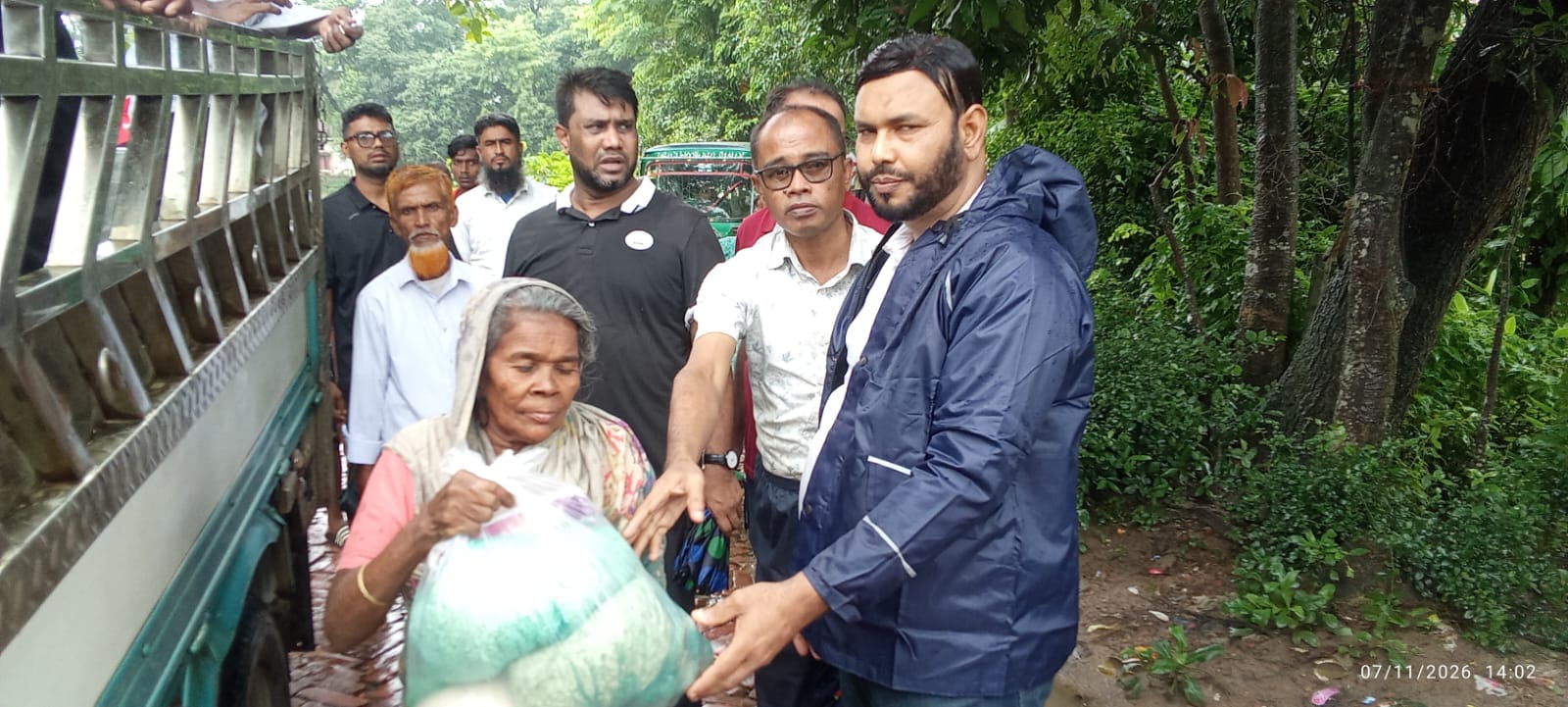 পুকুরিয়াসহ সারা বাঁশখালীতে বন্যায় ক্ষতিগ্রস্তদের মাঝে বিএনপির পক্ষ থেকে নগদ আর্থিক সহায়তা প্রদান।