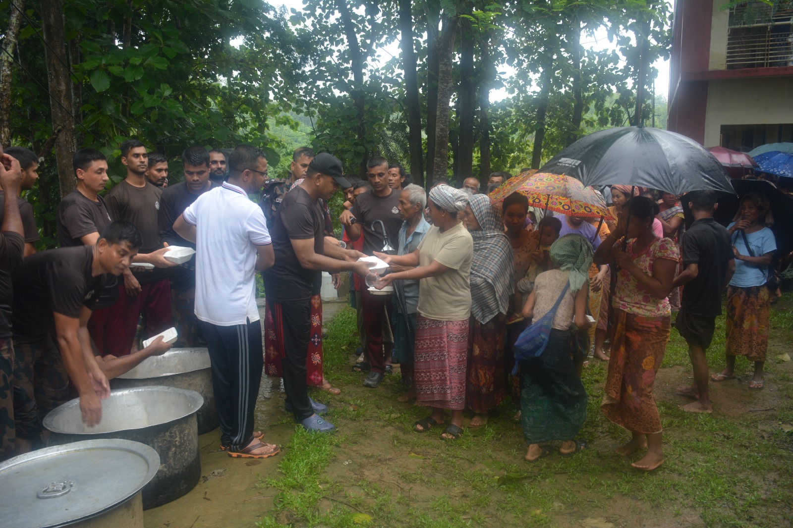 অতিবৃষ্টি ও পাহাড়ি ঢলে বিপর্যস্ত বান্দরবান: ১২২টি বন্যাদুর্গত পরিবারকে উদ্ধার করে আশ্রয় দিল বিজিবি।