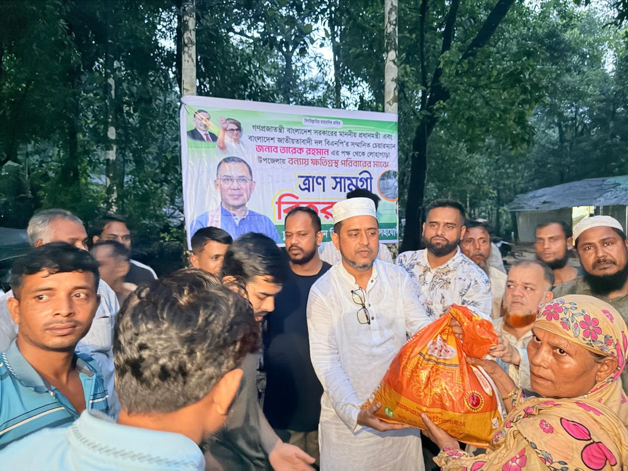 চুনতিতে বন্যার্তদের ঘরে ঘরে ত্রাণ পৌঁছে দিলেন নুর মোহাম্মদ শহীদুল্লাহ।