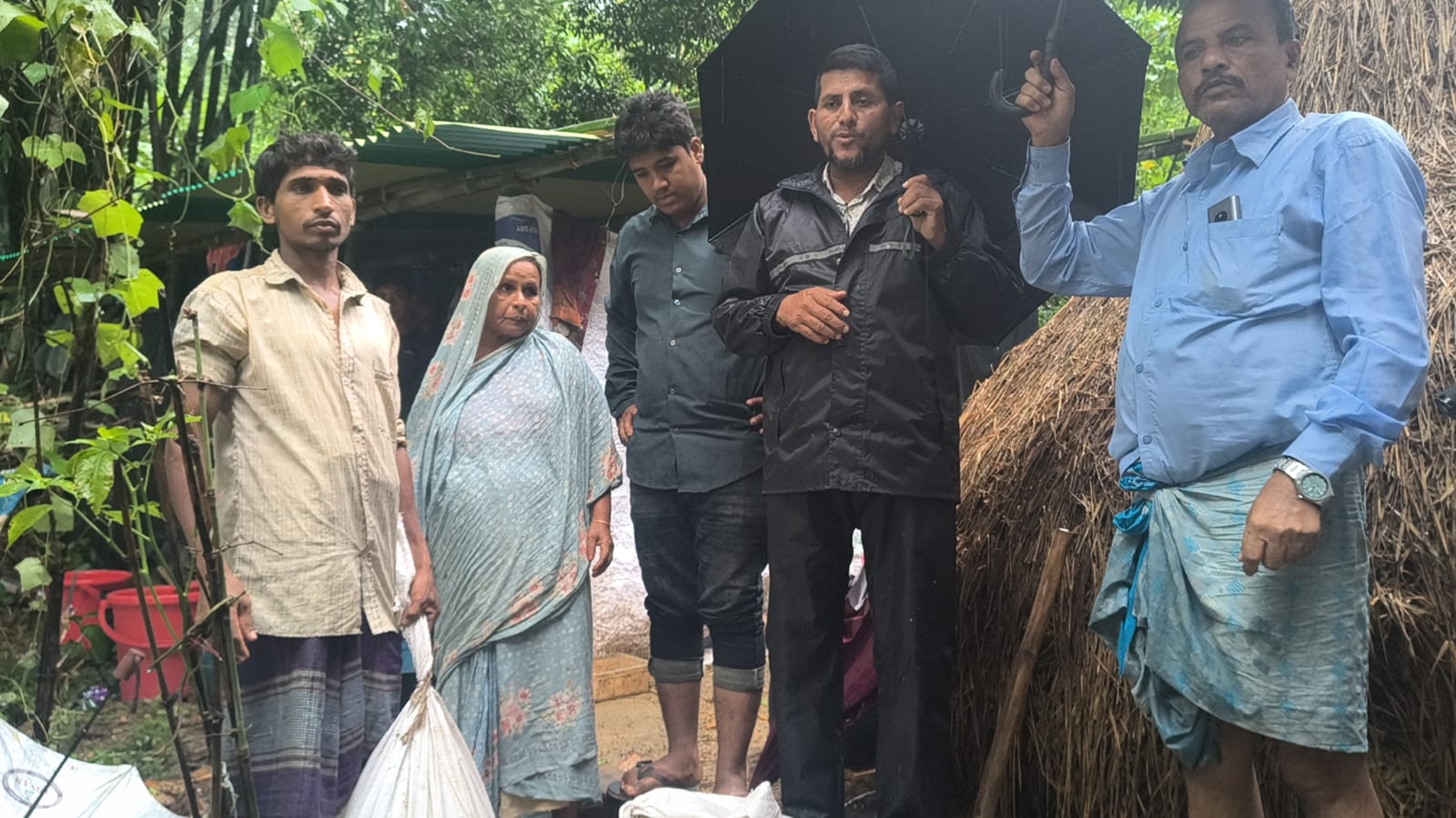 বান্দরবানে সংকটাপন্ন পরিবারের পাশে বিএনপির নেতা সরোয়ার জামাল।