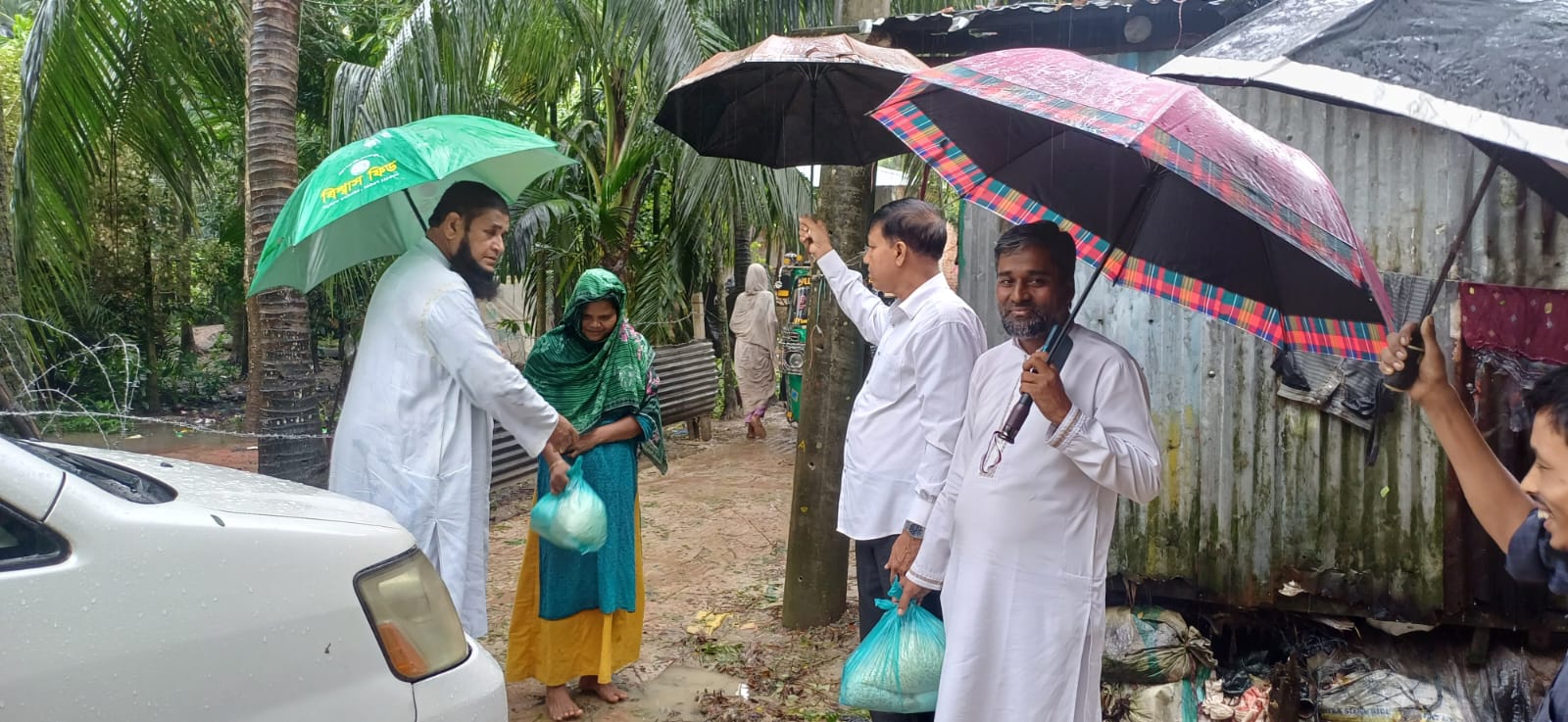 পুকুরিয়া ইউনিয়নের ৬ ও ৭ নম্বর ওয়ার্ডে বন্যাদুর্গত পরিবারের পাশে চেয়ারম্যান আসহাব উদ্দিন।