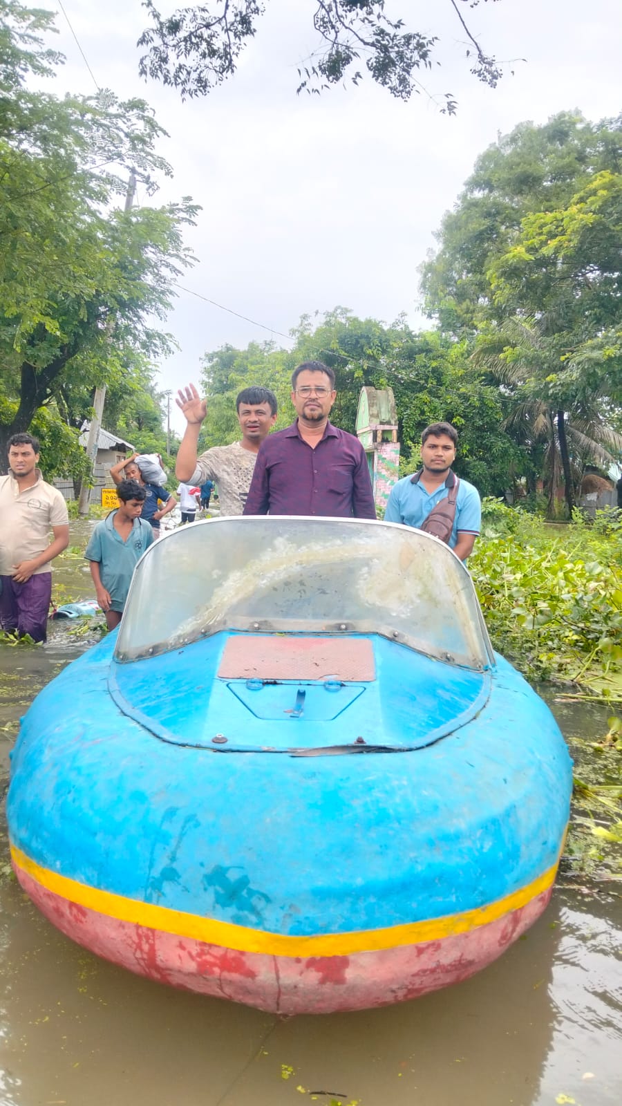বন্যার্তদের পাশে অ্যাডভোকেট মুহাম্মদ জসিম উদ্দীনের মানবিক উদ্যোগ: খাদ্যসামগ্রী ও বিরিয়ানি বিতরণ, স্পিডবোটে জরুরি চিকিৎসা সহায়তায় প্রস্তুত স্বেচ্ছাসেবী টিম।